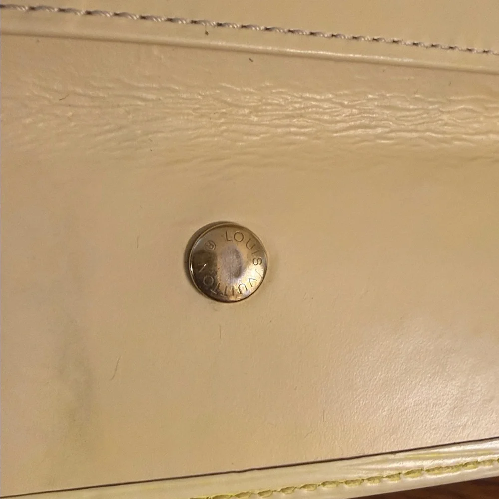 Louis Vuitton Authentic Key case holder cream epi CA0099
